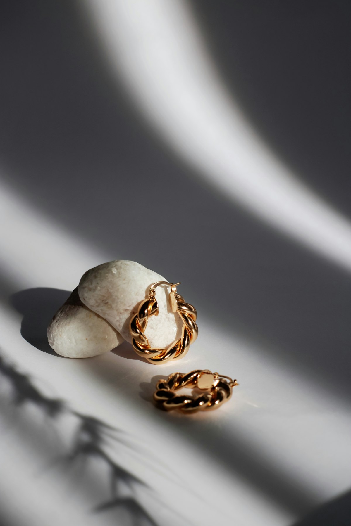انگشترهای طلا روی سنگ